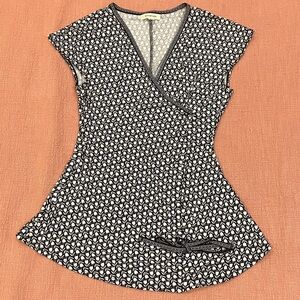 Max Studio tulip patterned soft & stretchy Black & White Wrap look Blouse